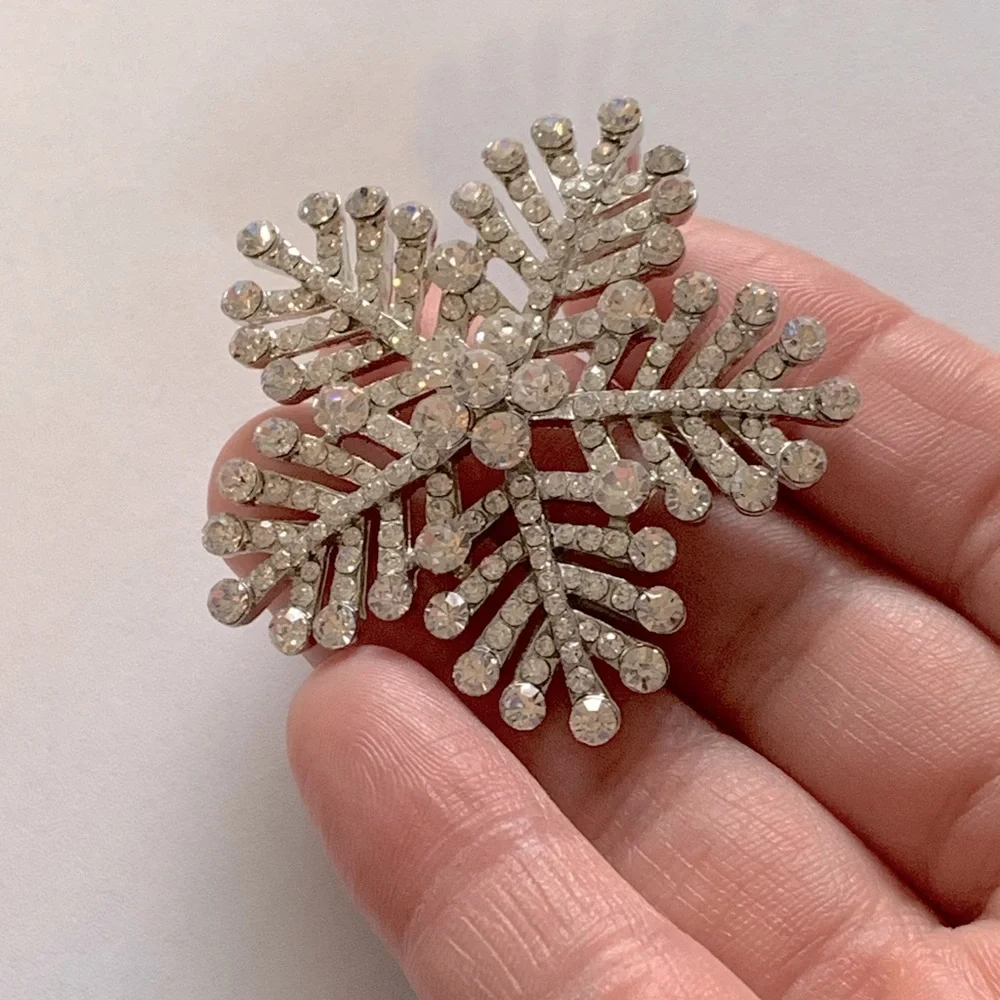 Vintage brooch bundle featuring a snowflake brooch and starburst brooch
